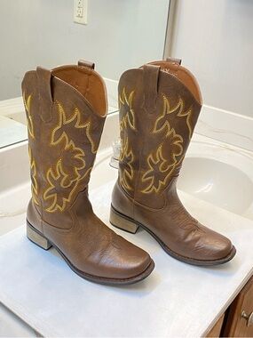 IUV Women Western Cowboy Boot Size 9 Great condition clean interior good bottom